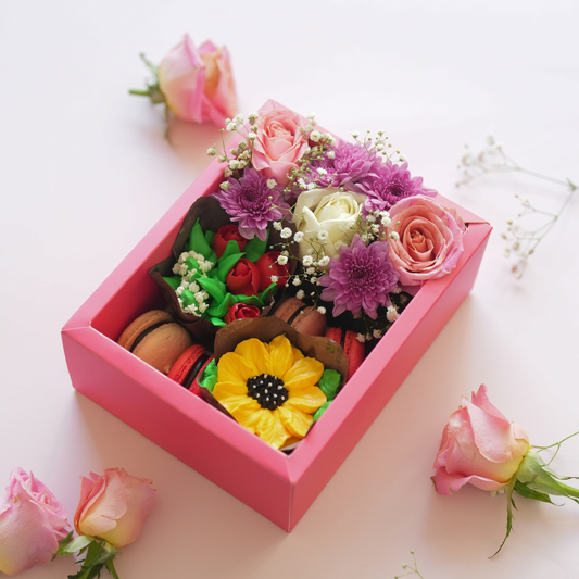 Garden of Love Treats(2 floral cupcakes and 4 macroons along with flowers)